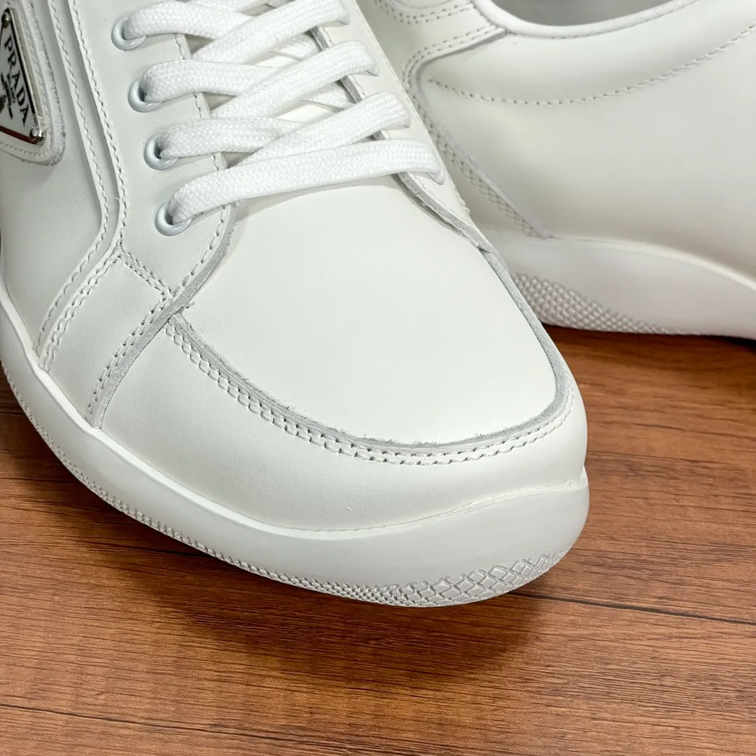 💰720 Code: YS003342 Prada/Prada men’s new leather sneakers. This sneaker is made of imported calf leather and is inspired by classic aesthetic concepts. The tongue is decorated with the recognizable P RADA MILANO embossed logo, the outside is decorated with the classic triangular metal enamel logo, and the all-metal enamel eyelets further enhance the style. Equipped with 3.5cm iconic red label lightweight elastic rubber soles, fabric and cowhide mixed lining, and silk-printed logo cowhide foot pads. The style is versatile and durable, comfortable and breathable, and comes with a full set of original packaging dust bags! Code number: 39-40-41-42-43-44 standard leather shoe code (45 can be customized but returns and exchanges are not supported) Item number: 2EE768 white